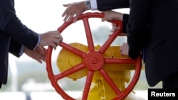 Кто и как будет вовлечен в газовую интригу Грузии и Ирана, по-прежнему ясности нет. Обсуждение ролей, которые могут быть отведены в ней Москве, Еревану и Баку, чревато политическими скандалами, которые, впрочем, в Тбилиси не утихают с самого начала этой истории