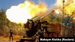 Військовослужбовець 44-ї окремої артилерійської бригади Збройних Сил України веде вогонь із самохідної гаубиці 2С22 «Богдана» по російських військах поблизу лінії фронту в Запорізькій області, 20 серпня 2025 року