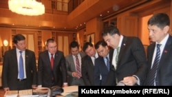 Кыргыз депутаттары Грузия президенти Михаил Саакашвилинин кабыл алуусунда. Тбилиси, 7-февраль, 2012-жыл.