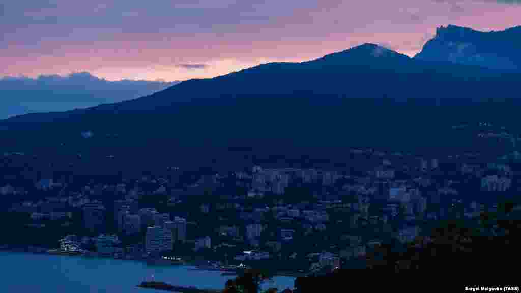 Сонце сідає за грядою гір. Краєвид з Ялти, травень 2020 року