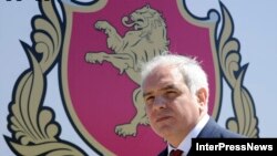 В оппозиции считают, что министр внутренних дел страны занят не исполнением своих прямых обязанностей, а участием в политических шоу