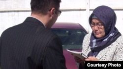 Роза Джумангельдиева, мать подсудимого Армана Джумангельдиева (справа), и правозащитник Вадим Курамшин. Кокшетау, 17 августа 2011 года.   