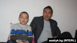 Ырыскелди с отцом Бакытом перед операцией. 17 января 2013 года