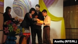 “Тел – халыкның рухы” дип аталган республикакүләм видеоязмалар бәйгесе финалына чыккан Нур Казимовны бүләкләү