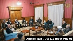 اشرف غنی رئیس جمهور با شماری از چهره های سرشناس سیاسی فعلی و سابق در ارگ ریاست جمهوری. 