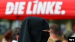 Мекленбург - Алдыңкы Померания жериндеги  шайлоо үгүтү учурундагы митингге катышып жаткан мусулман аял. 2-сентябрь, 2016-жыл