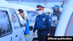 Жол кайгуул кызматкери. Өзбекстан. Иллюстрациялык сүрөт.