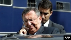 Пресса активно обсуждает возможную передачу канала Владимира Гусинского Кремлю (На фото: Владимир Гусинский у греческого суда, 2009 год)