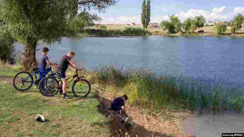 Найбільший із шести сільських ставків діти називають &laquo;Моторкою&raquo;. Мовляв, на ньому можна і на човні поплавати, і рибу половити, і покупатися