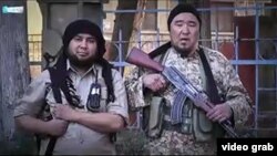 Сирияға кетті деген қазақстандық «жиһадшы» Марат Мәуленовтің (оң жақта)  WhatsApp арқылы тараған видеосынан скриншот.