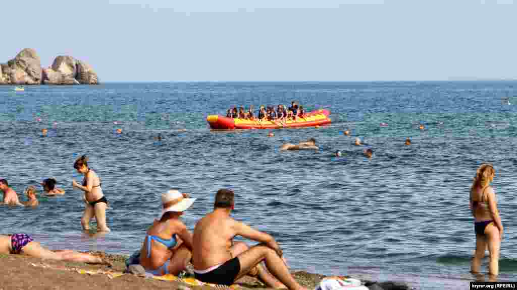 Тут можна покататися на &laquo;банані&raquo;