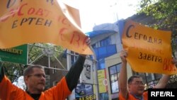 Журналисты Сергей Дуванов и Рысбек Сарсенбайулы проводят акцию протеста. Алматы, 23 сентября 2009 года.