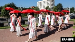 Архіўнае ілюстрацыйнае фота. Беларускія жанчыны маршыруюць падчас акцыі пратэсту ў Менску, чэрвень 2021 году