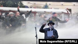 Общественный активист и экс-министр в правительстве Саакашвили Гога Хаиндрава на митинге перед театром Руставели