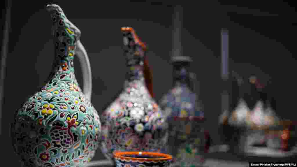 Милли бизәк белән бизәлгән комганнар. Örnek - кырымтатарлар тормышының аерылгысыз өлеше һәм үзбилгеләнүнең мөһим элементы