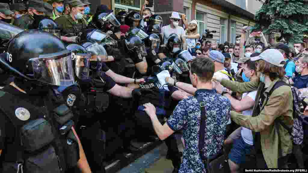 Сутички між активістами та правоохоронцями біля&nbsp;Шевченківський райсуд Києва, де розглядають справу&nbsp;Сергія Стерненка. Київ, 12 червня 2020 року БІЛЬШЕ ПРО ЦЕ:&nbsp;Суд у справі Стерненка в Києві та сутички під будівлею суду