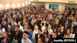 Форумда катнашучылар "Туган тел" җырын башкарды, 29 август 2010 ел.