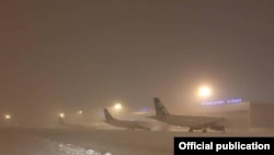 "Манас" аэропорту туман каптаган учурда. Архивдик сүрөт 