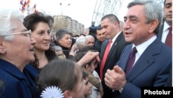 Встреча президента Армении Сержа Саргсяна с избирателями в ереванской общине Малатия-Себастия, 12 апреля 2012 г.