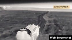 Ураження російської радіолокаційної станції «Небо-М» в анексованому Криму. Скріншот кадру з відео ГУР МО України