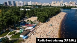 Переповнений пляж у столичному Гідропарку, липень 2024 року