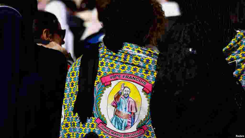 Верніца ў адзеньні з выявай папы Францішка падчас пахавальнай імшы на пляцы Сьвятога Пятра ў Ватыкане, 26 красавіка 2025 году