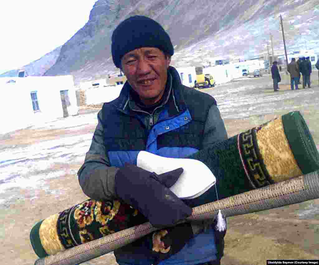 Сары-Колдо кышы бою ойнолгон ашык ордо оюндарынын биринде сүрөттөгү Сүйүнбай жеңүүчү болуп, сыйлыкка мына ушул шырдакчаны жана ак калпак алды. Ал эми киндик каны тамган айлында болуп, сагынычы аз-маз тараган Убайдылда кайра Кара-Балтага кайтты.