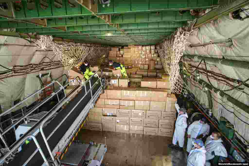 Коробки із захисними масками вивантажують&nbsp;із Ан-225 у Лейпцигу, 27 квітня 2020 року.&nbsp;Шост&nbsp;каже, що літак має великий попит під час пандемії, тому що легкі вантажі захисного медичного обладнання можуть повністю заповнити його просторий вантажний відсік довжиною у 43 метри. Іншим літакам, щоб перевезти такий самий об&#39;єм&nbsp;поставки, довелося б здійснити декілька рейсів