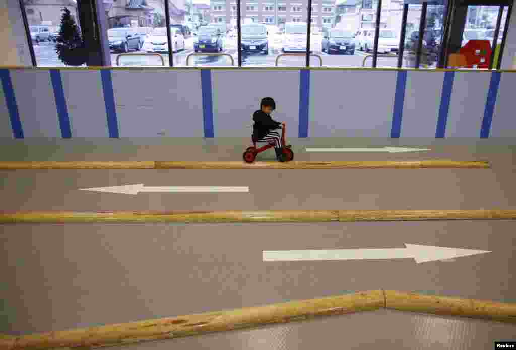 Иори Хияма (4 года) на велосипеде.