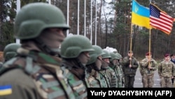 Військовослужбовці 173-ї повітряно-десантної бригади тактичної групи армії США та українські нацгвардійці на церемонії відкриття спільних навчань «Фіарлес Гардіан-2015». Яворівський полігон, 20 квітня 2015 року