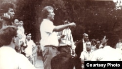 Türkmenistanyň intelligensiýa wekilleri Aşgabatdaky Magtymgulynyň heýkeliniň öňünde miting gurnaýar, "Agzybirlik" halk hereketiniň egindeş başlygy Nurberdi Nurmämmedow çykyş edýär, onuň öňünde duran ýazyjy Hudaýberdi Hally, 1991-nji ýylyň 27-nji awgusty