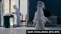 Кызыл аймакта иштеп жаткан дарыгерлер. Кыргызстан. 156-июль, 2020-жыл.