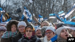 24 февраля у здания парламента Эстонии собрались празднующие горожане 