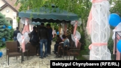 Фото с места проведения мероприятия ЛГБТ-сообщества.