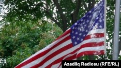 Американский флаг развевается на здании посольства США в Баку
