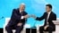 Александр Лукашенко (л) и Владимир Зеленский (п) во время украинско-белорусского форума в Житомире, 4 октября 2019 года