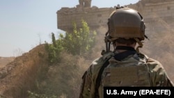 Сирия менен чектеш жердеги аскер. Иллюстрация. 