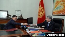 Алмазбек Атамбаев менен Абдил Сегизбаев. Сүрөт 2016-жылы 14-ноябрда  жарыяланган.