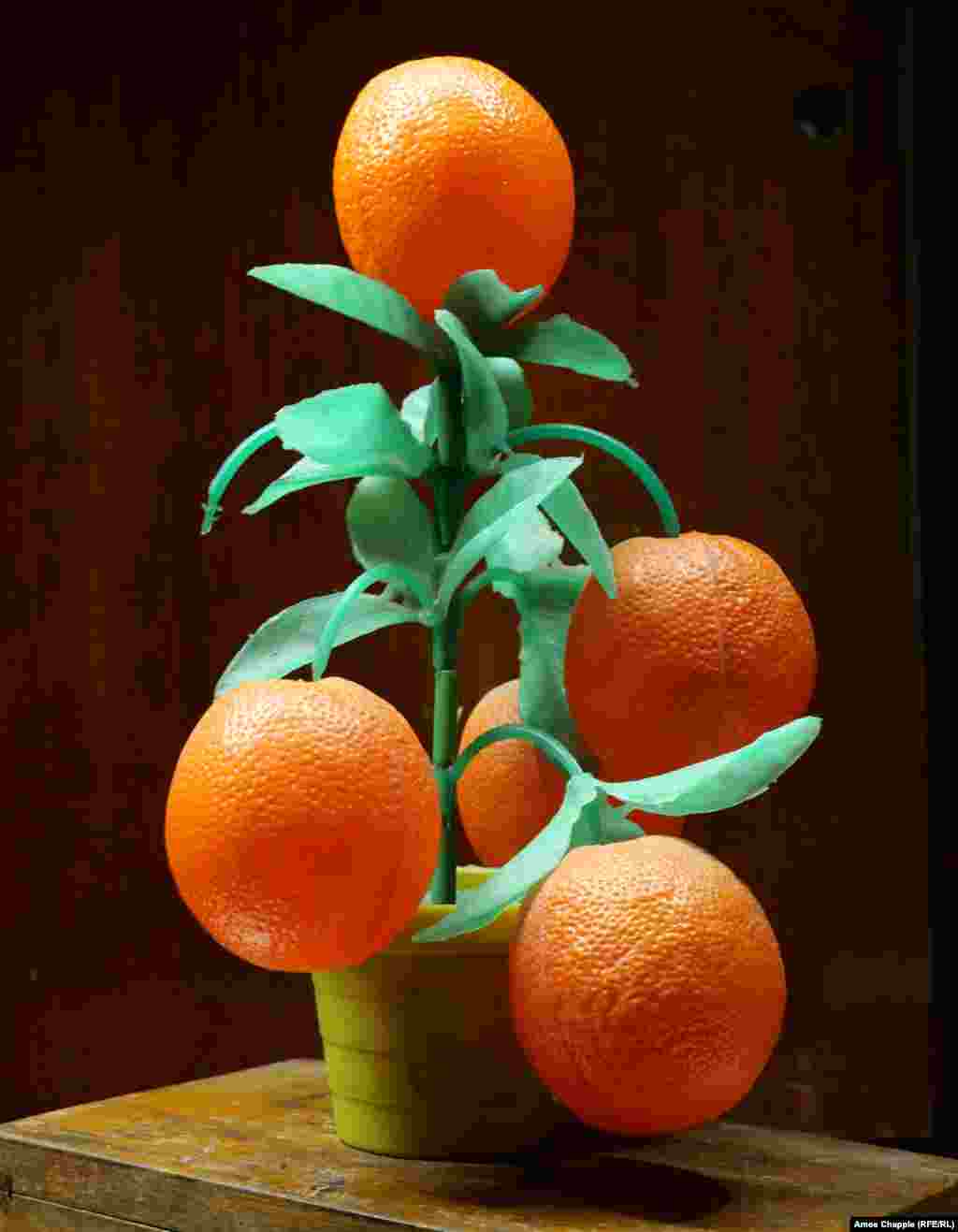 Пластмасове апельсинове дерево. Міхайта сказав Радіо Свобода, що неможливо сказати, який експонат у нього улюблений. &laquo;Це все одно, як запитати у дитини: &laquo;Кого вона більше любить &ndash; маму чи тата?&raquo;