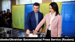 Прем'єр-міністр України Володимир Гройсман (л) голосує разом із дружиною