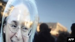 Портрет Анны Политковской на митинге памяти журналистки, 7 октября 2010 г