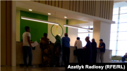 Люди в очереди в больнице в Ашгабате.