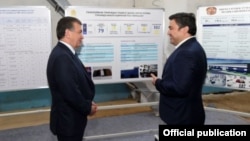 Prezident Shavkat Mirziyoyev Oybek Miraliyev bilan. Surat jahon.uz saytidan olindi.