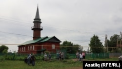 Әхмәткә журналист килүен белгән халык мәчет янына җыела башлады