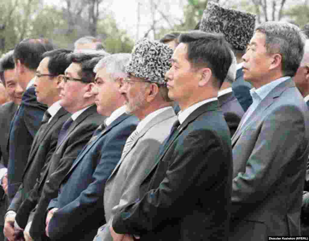 Казакстандын Караганды облусунун Долинка жергесинде саясий куугунтук жана сүргүн курмандыктарынын музейин ачуу аземине катышкан расмий бийлик өкүлдөрү.