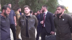 Адам Кадыров (второй слева на первом плане) на месте поиска Джабраила Мудаева