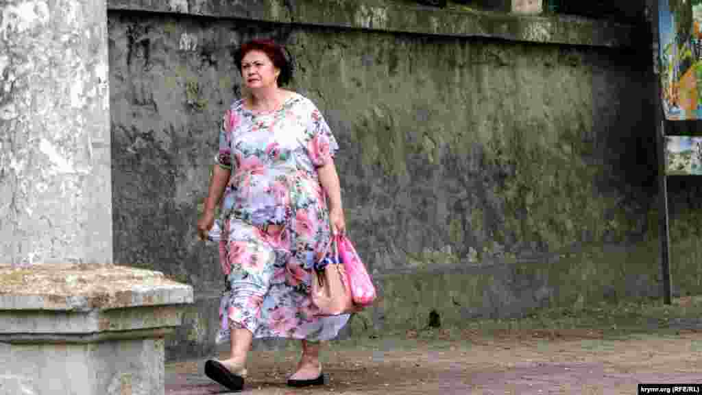 Незважаючи на дію маскового режиму на півострові, перехожі на вулицях міста його погано дотримуються