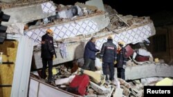 Спасатели у разрушенных домов после землетрясения. Элязыг, Турция, 25 января 2020