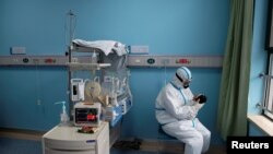 Медайым коронавирус жуккан ымыркай менен отурат. Кытай. 16-март, 2020-жыл.
Иллюстрациялык сүрөт. 