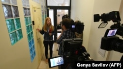 Українські журналісти чекають біля зачинених дверей київського офісу «РИА Новости», 15 травня 2018 року